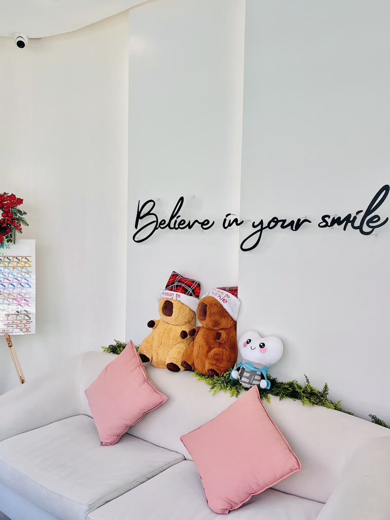มุมนั่งรอ พร้อมป้าย Believe in your smile ที่ BY Dent ลำปาง